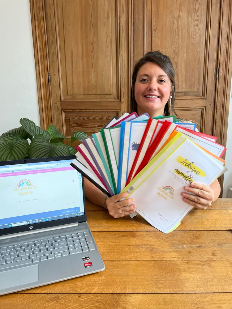 Mathilde travaillant sur le tableau de bord pédagogique