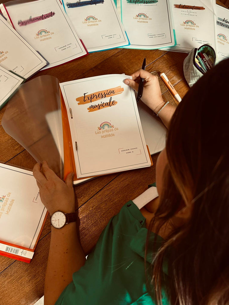 Enseignante utilisant le tableau de bord organisé